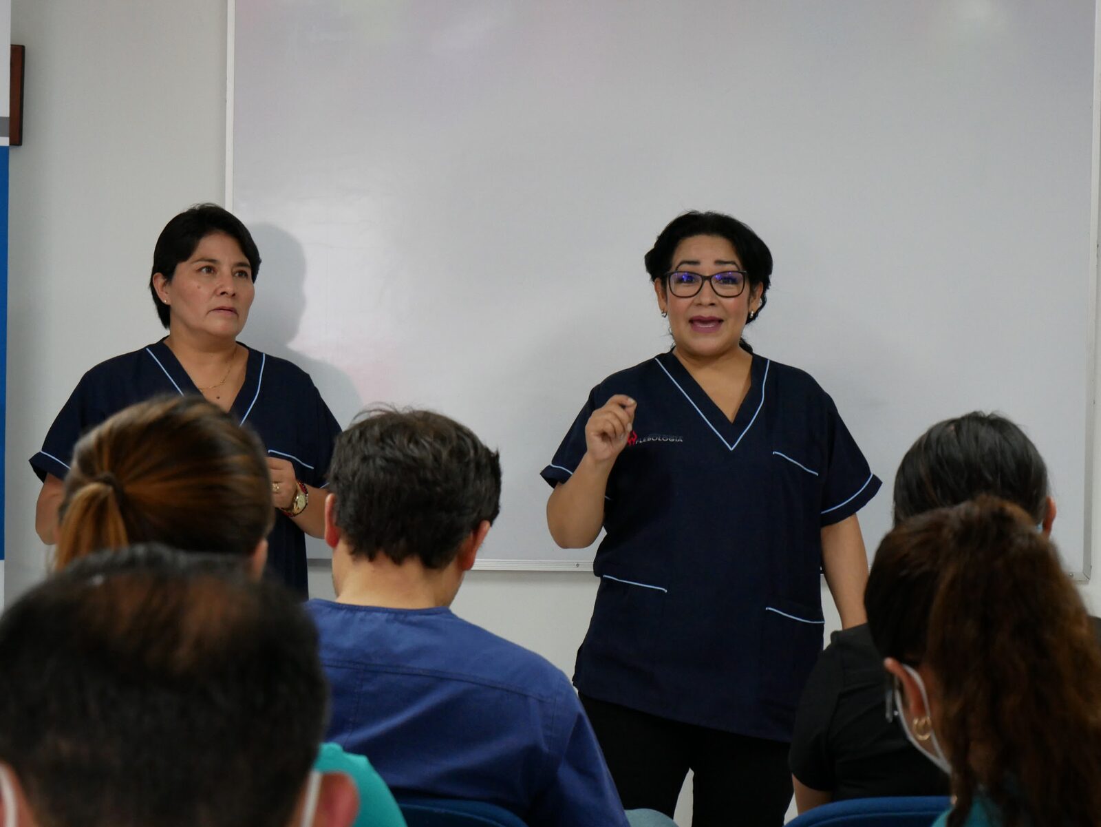 Instructoras impartiendo clase
