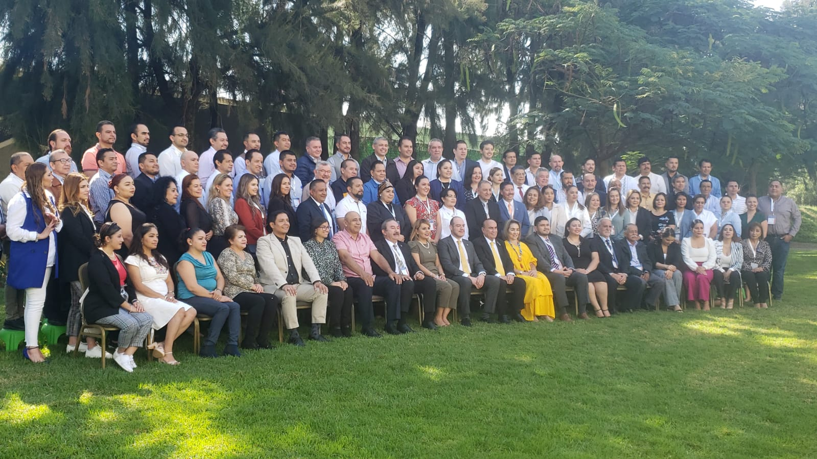 Foto grupal en jardín con asistentes