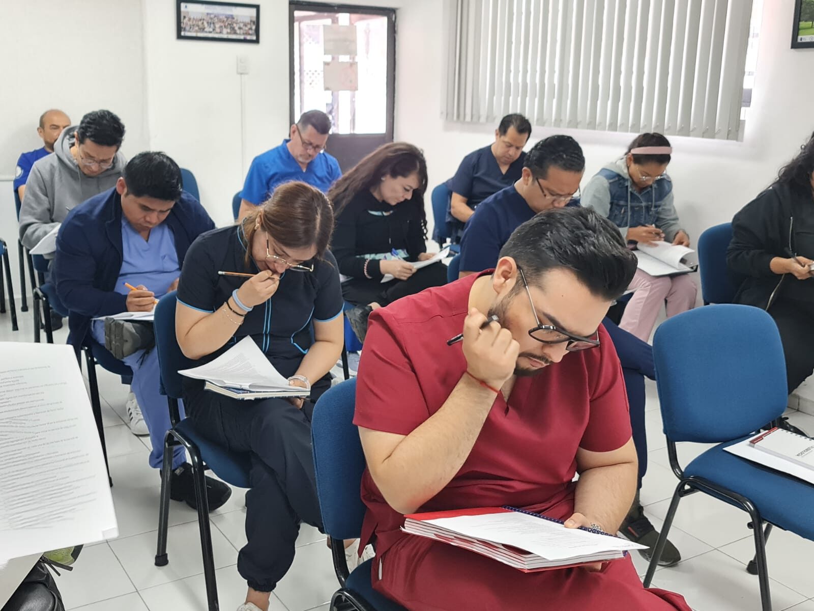 Alumnos durante examen escrito